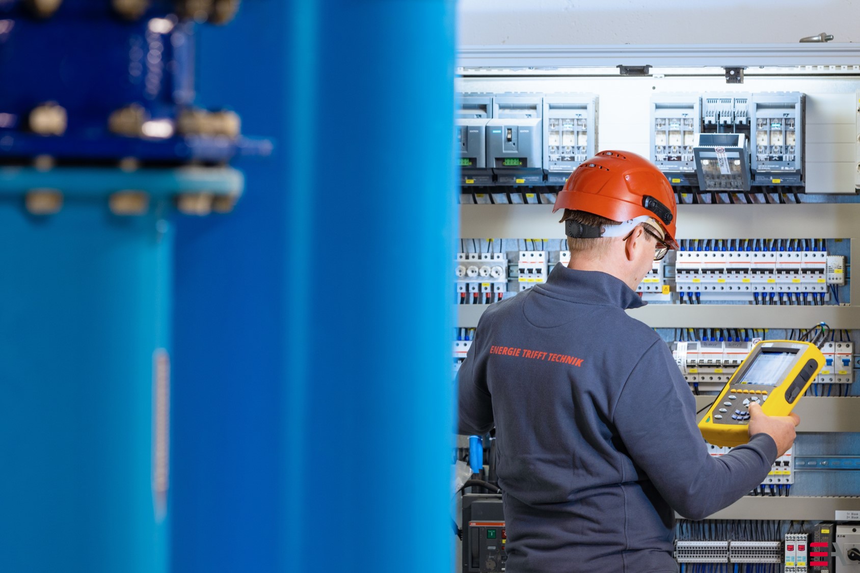 Kurzschlussstromberechnungen und Selektivitätsprüfungen, Durchführung des Risiko-Managements nach DIN EN 62305-2, Inbetriebnahme von Steuerungen für Schutzvorhänge, Schalltore, elektrischer und hydraulischer Hubpodien, Konzeption von Wegemesssystemen